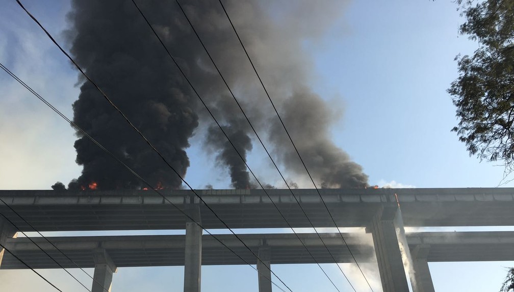 Incêndio em acidente na rodovia Caravlho Pinto (Foto: Anderson Prado/Vanguarda Repórter)