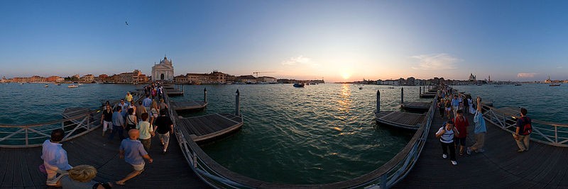 Ponte que liga Zattere à Giudecca durante a  Festa del Redentore (Foto: Roger Howard / Creative Commons)