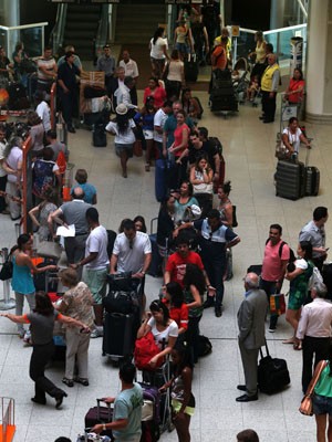 Fila no Aeroporto do Galeão neste sábado (7) (Foto: Fábio Motta/Estadão Conteúdo)