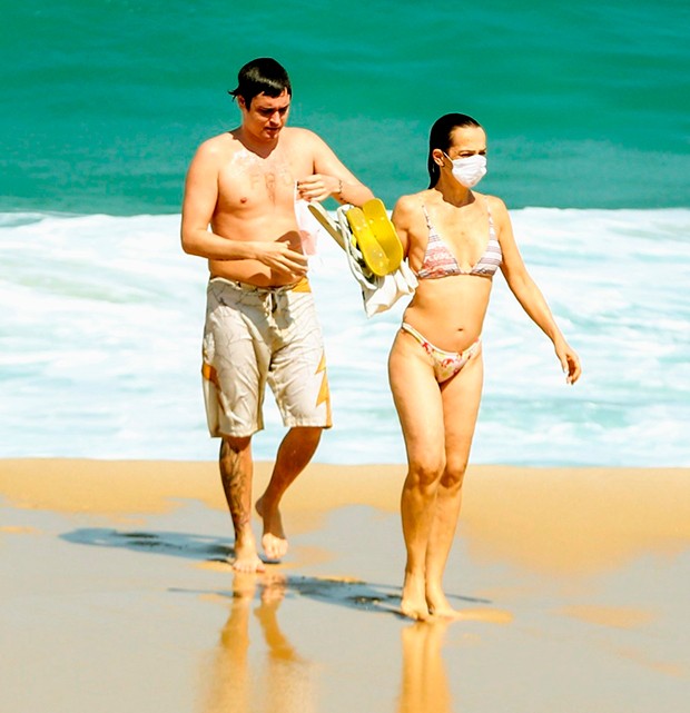 Felipe Dylon vai a praia com a mãe (Foto: Rodrigo Adão/ AgNews)