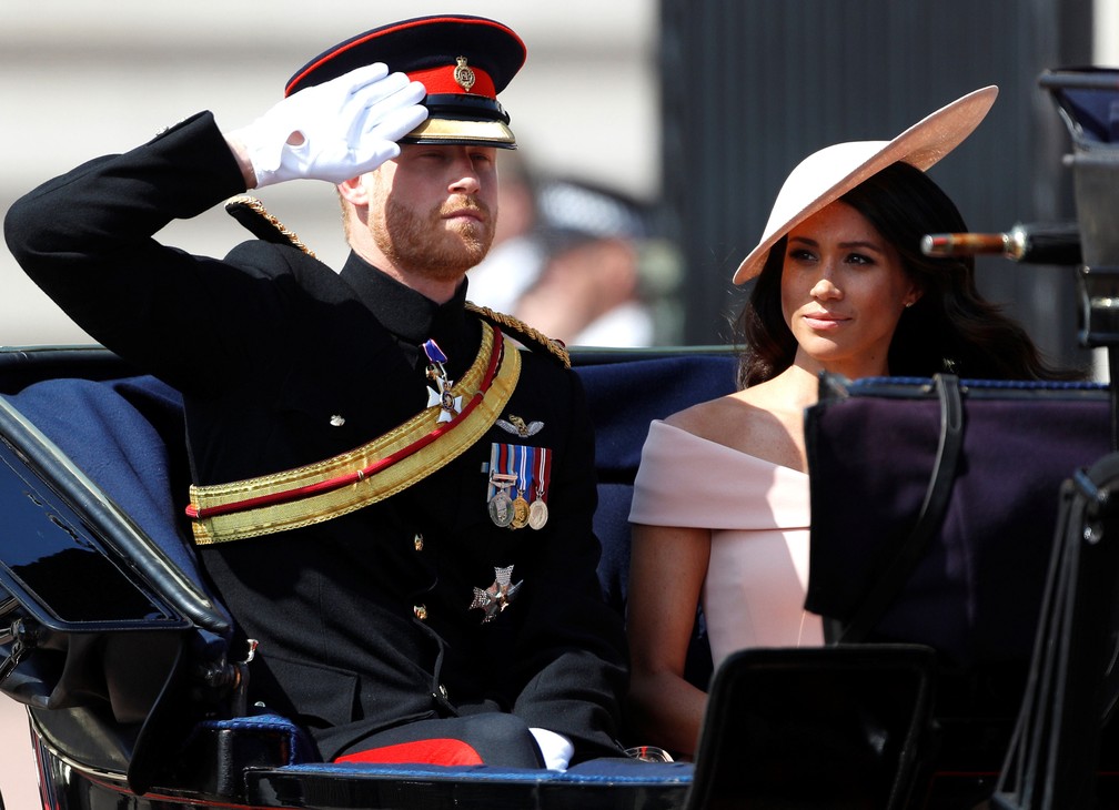 Príncipe Harry e Meghan participam de Parada Militar em homenagem à rainha Elizabeth II, em Londres, neste sábado (9)  (Foto: Peter Nicholls/ Reuters)