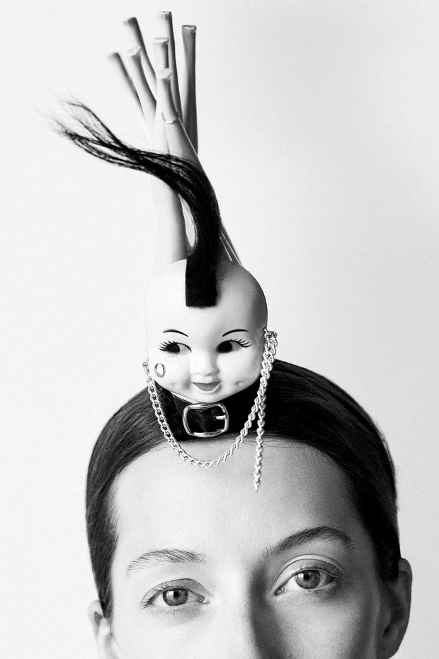 ‘Myra’: A Mohican in plastic and yak fur, from the Stephen Jones ‘Poseur’ collection, Autumn/Winter 2003. Styling by Mattias Karlsson (Foto: BEN TOMS)