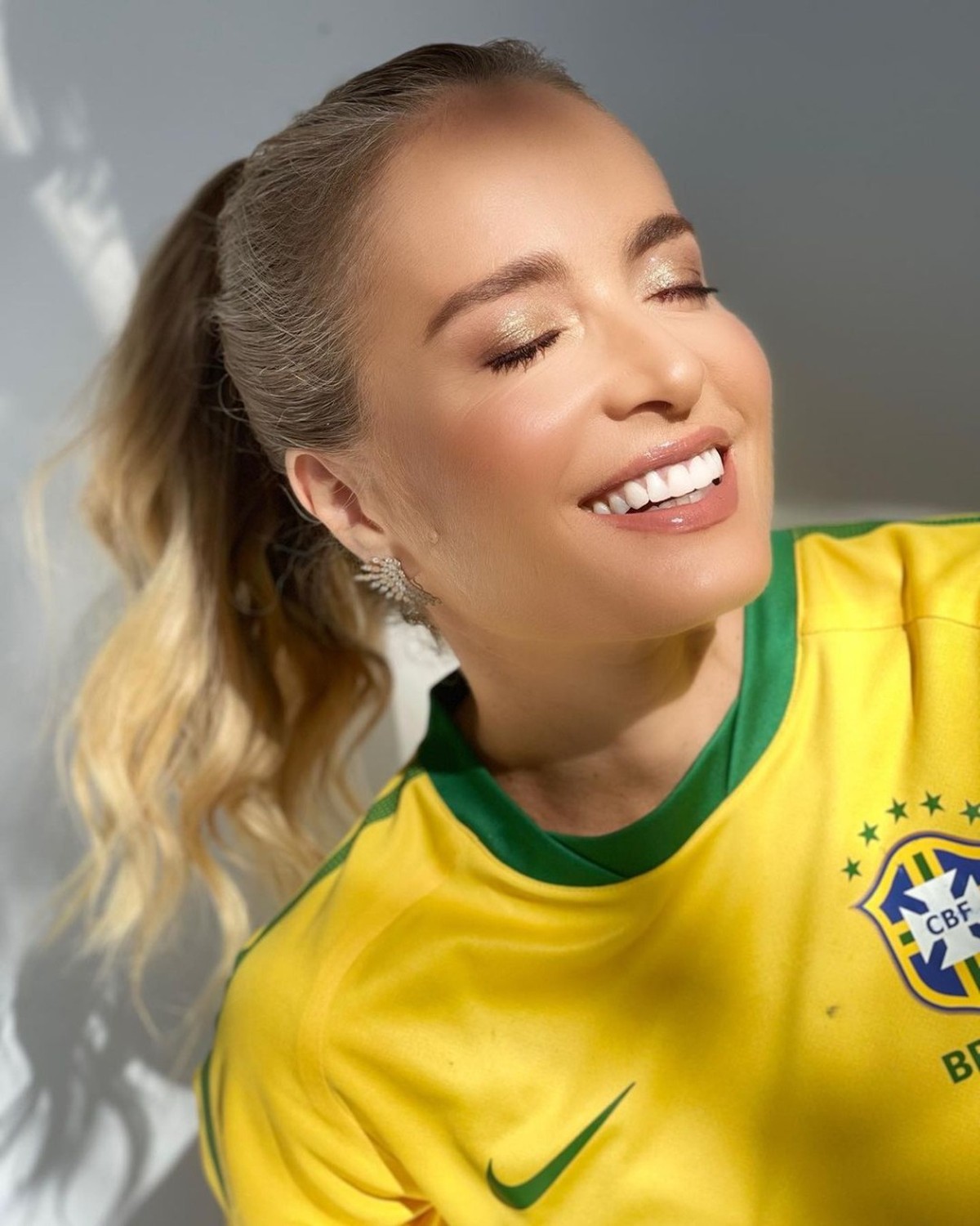 Angélica mostra camisa 10 customizada para torcer pelo Brasil ...