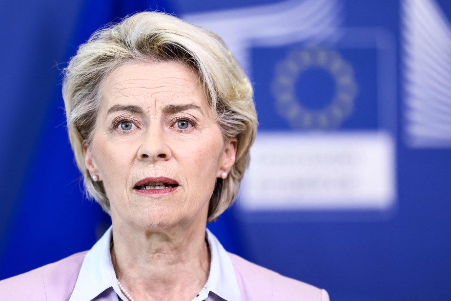 A presidente da Comissão Europeia, Ursula von der Leyen, dá entrevista coletiva sobre energia na sede da UE em Bruxelas