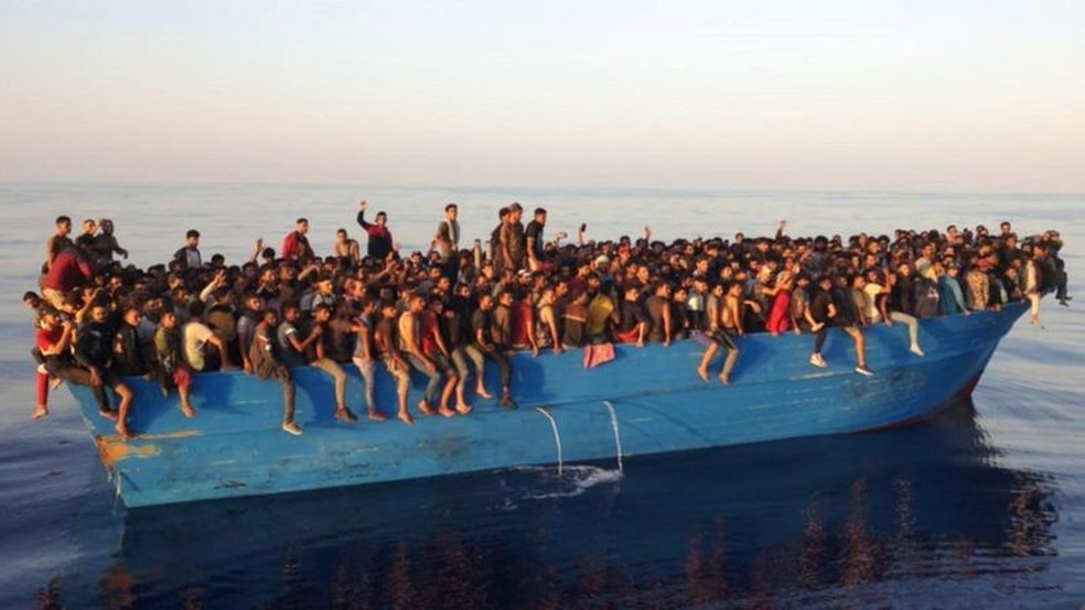 Guarda costeira da Itália encontrou a embarcação à deriva repleta de pessoas, algumas das quais feridas — Foto: EPA via BBC