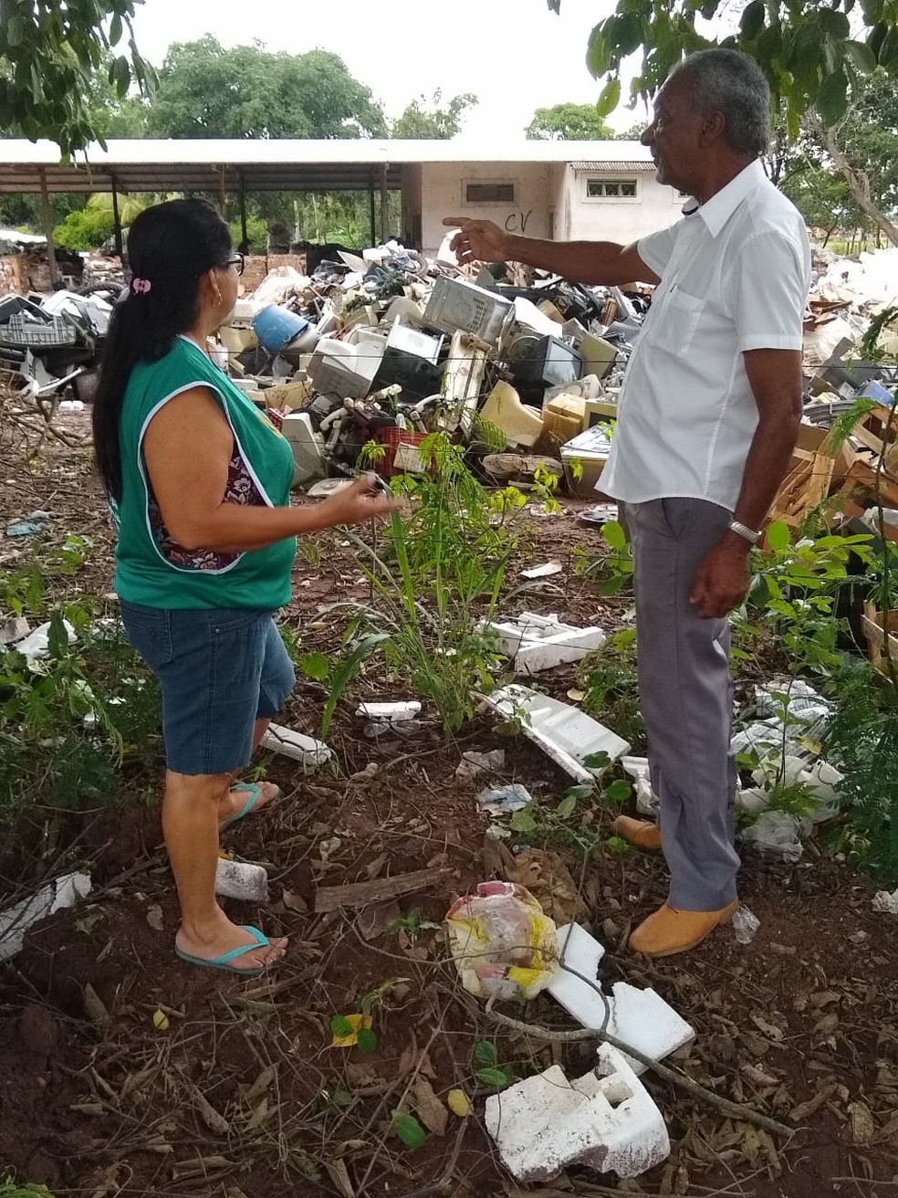 Catadores reclamam que materiais recicláveis foram jogados a céu aberto — Foto: Coomdec/ Divulgação