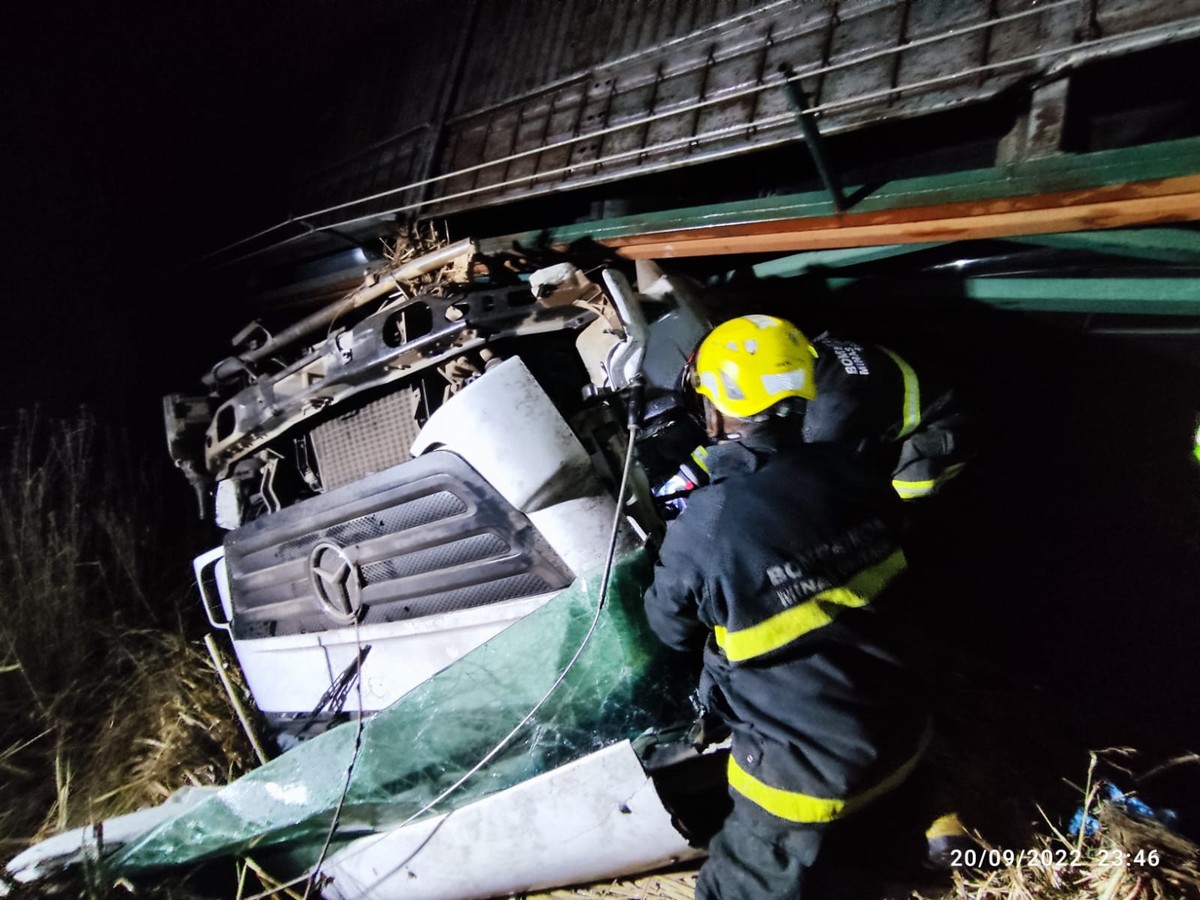 Acidente com cegonheira deixa um morto e um ferido na BR-135, entre Bocaiuva 