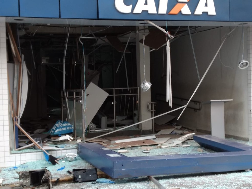 Agência bancária após ação de bandidos em Bezerros — Foto: Anderson Melo/TV Asa Branca