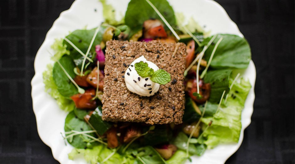 Uma das opções oferecidas pelo Meatless é o prato de salada verde com quibe vegetariano  (Foto: Divulgação)