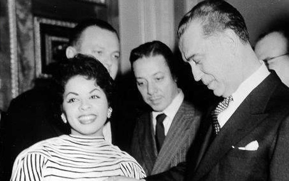 Com o ex-presidente Juscelino Kubitschek — Foto: Reprodução / Facebook