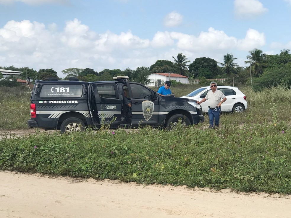 Corpo foi encontrado na manhÃ£ desta segunda-feira (13) em uma estrada de terra no Bosque das Leucenas, zona rural do municÃ­pio de MacaÃ­ba (Foto: Kleber Teixeira/Inter TV Cabugi)
