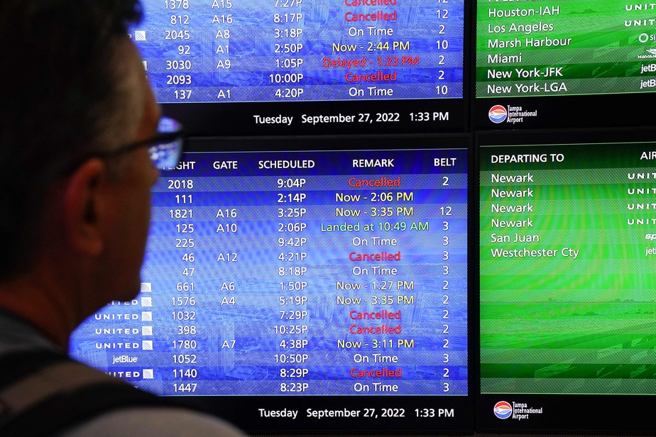 Passageiro confere os voos cancelados no aeroporto na Flórida
