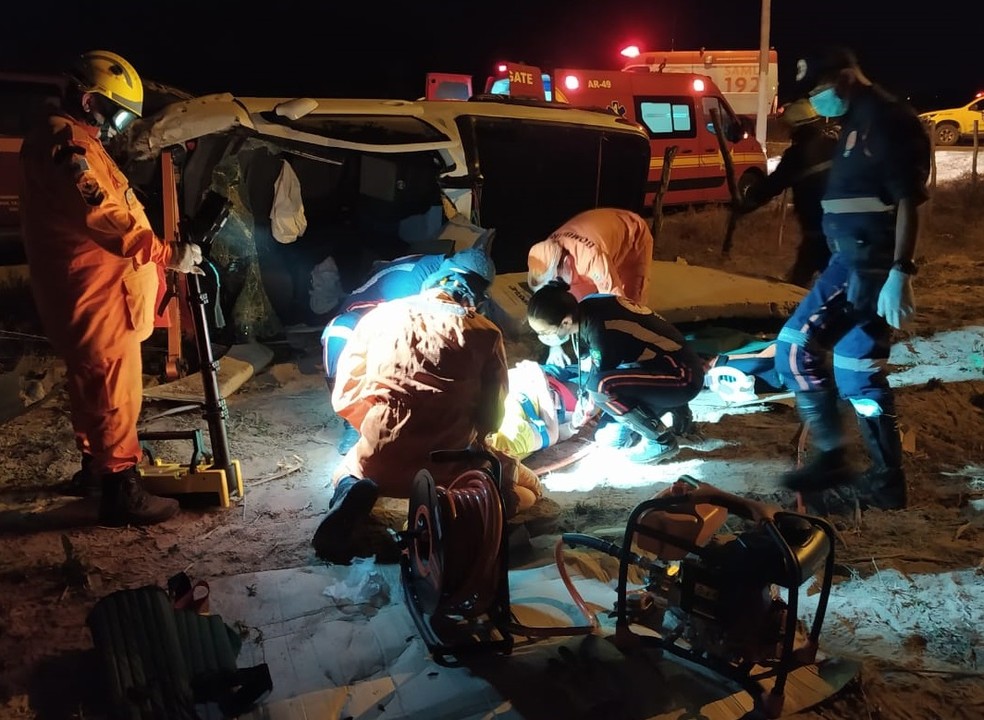 Vítima presa às ferragens após capotamento em Senador Rui Palmeira, AL — Foto: Ascom/Corpo de Bombeiros de Alagoas 