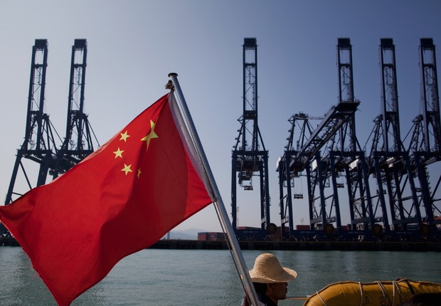 Bandeira da China é presa em barco cargueiro no porto de Shenzen ; economia da China ; PIB da China ; PIB chinês ; crescimento econômico da China ;  (Foto: Daniel Berehulak/Getty Images)