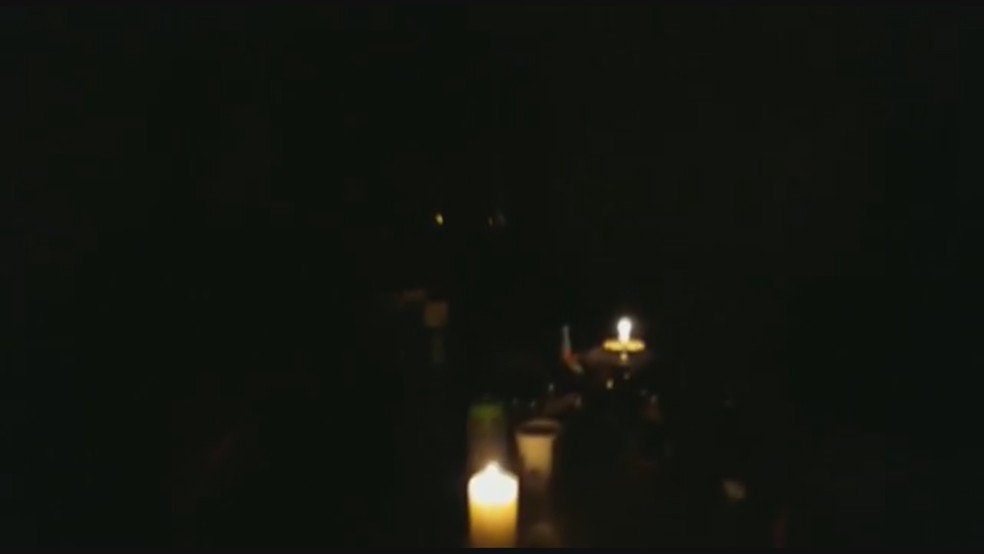 Casa em Ceilândia a luz de velas por conta da falta de luz — Foto: Reprodução/TV Globo