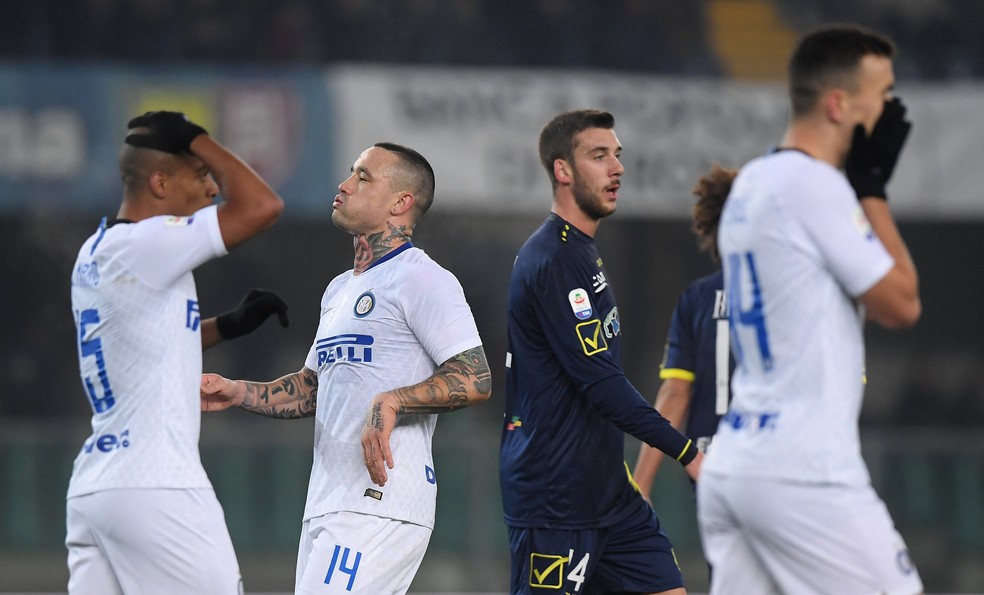 Nainggolan bufa no empate da Internazionale com o Chievo â€” Foto: REUTERS/Alberto Lingria