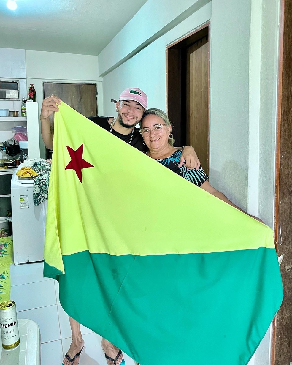 Costureira fez bandeira do Acre para que Luiz pudesse levar para o encontro  — Foto: Arquivo pessoal 