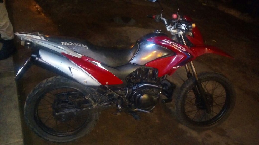 Motocicleta que estava com o grupo também era roubada (Foto: Divulgação/Polícia Militar)