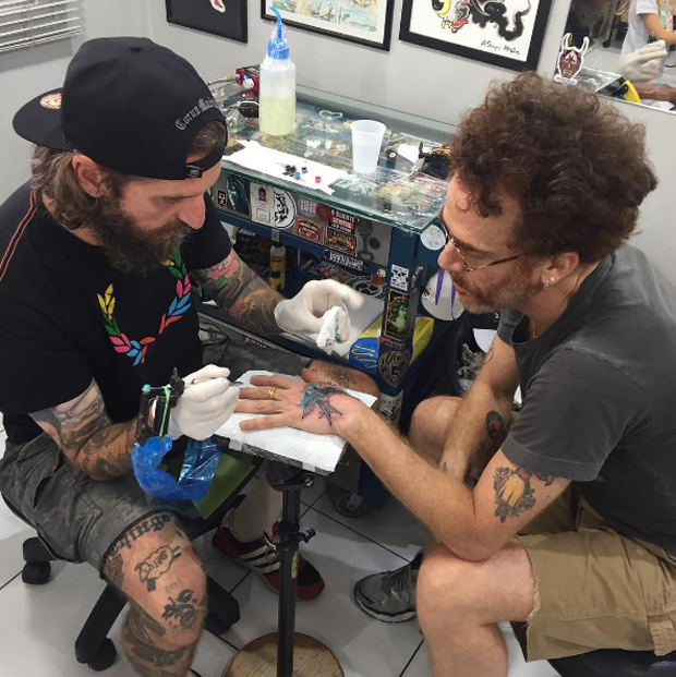 Nando Reis fazendo tatuagem (Foto: Reprodução/Instagram)