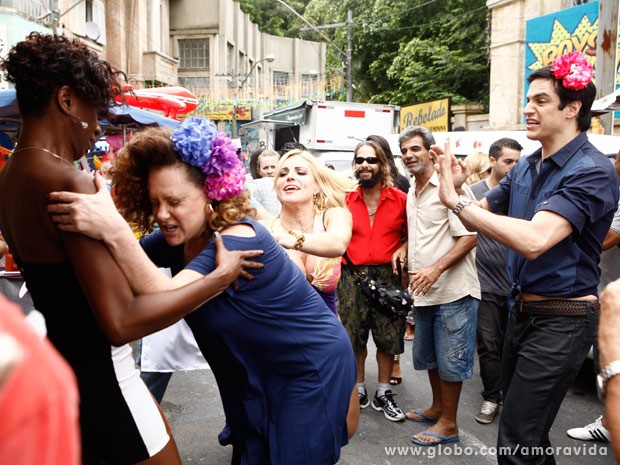 Márcia sai no tapa com piriguete (Foto: Inácio Moraes/TV Globo)