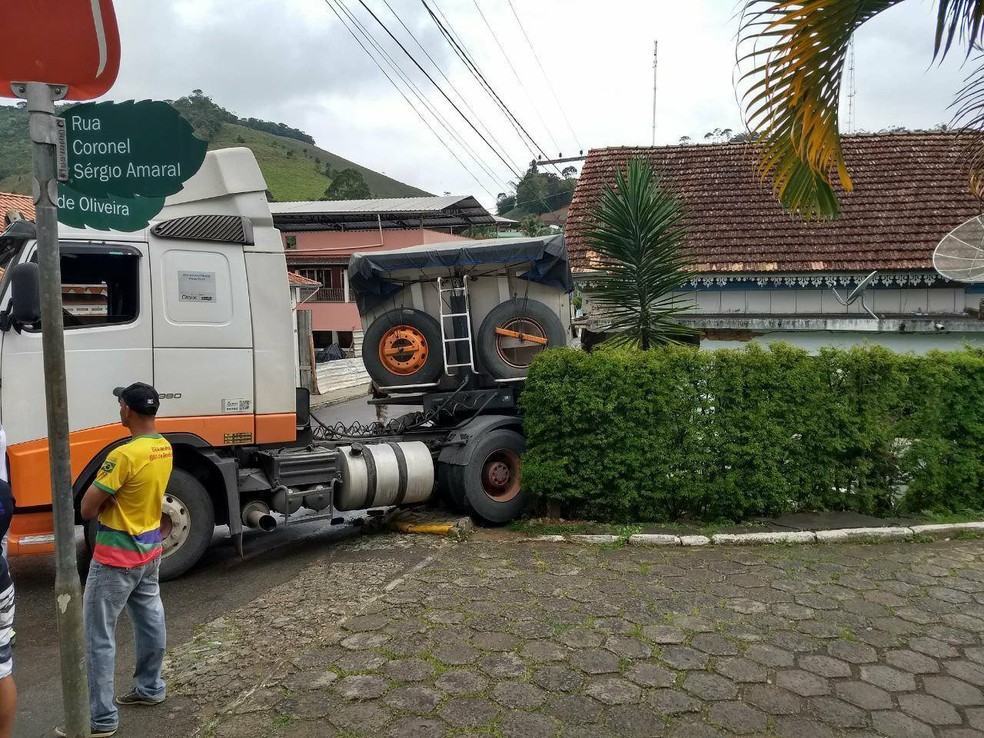 Defesa civil vai avaliar danos causados por carreta que atingiu casa em Oliveira Fortes (Foto: Eduardo Vieira Leal)