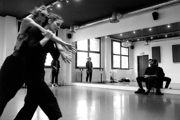 Benjamin Millepied (seated, right) in rehearsal (Foto: Morgan Lupo)