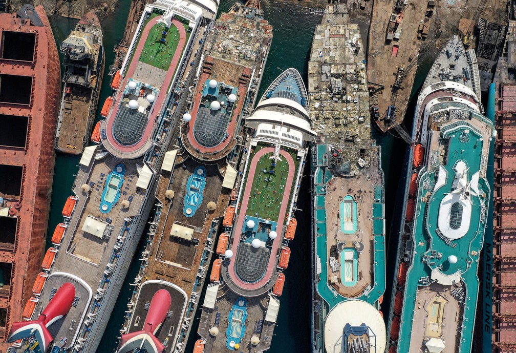 2 de outubro - Imagem aérea mostra navios de cruzeiro encostados para desmonte na cidade portuária de Izmir, oeste da Turquia, no Mar Egeu. O ano de 2020 foi desastroso para o setor de turismo, devido à pandemia — Foto: Umit Bektas/Reuters