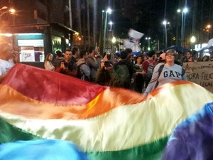 Passeata reúne 300 pessoas em Campinas contra o projeto de lei da cura gay (Foto: Lana Torres / G1)