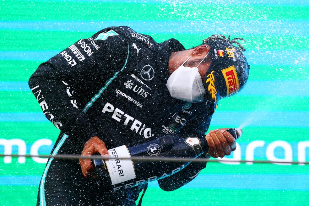 Lewis Hamilton comemora vitória no GP da Espanha de 2021 — Foto: Dan Istitene - Formula 1/Formula 1 via Getty Images