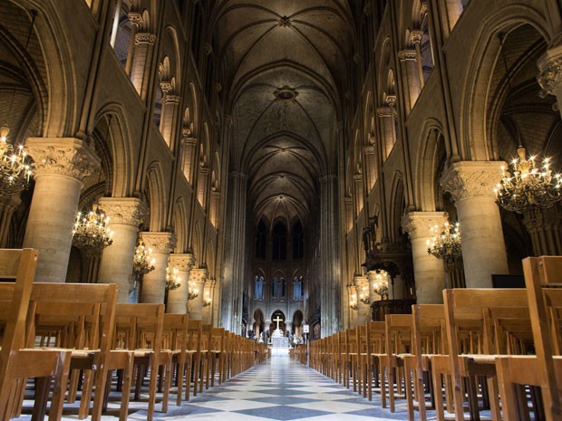 Interior da catedrald e Notre Dame, em Paris (Foto: Patrick Kovarik/AFP Photo)