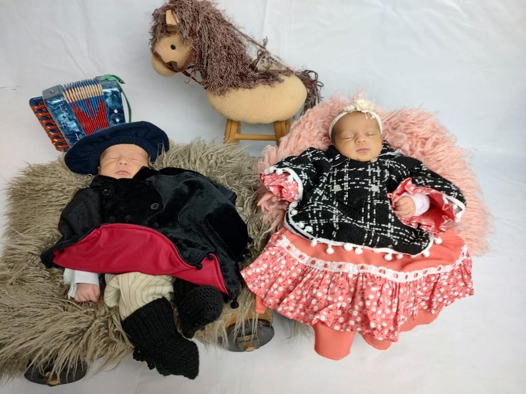 Gêmeos recém-nascidos vestem trajes típicos em Sapucaia do Sul
