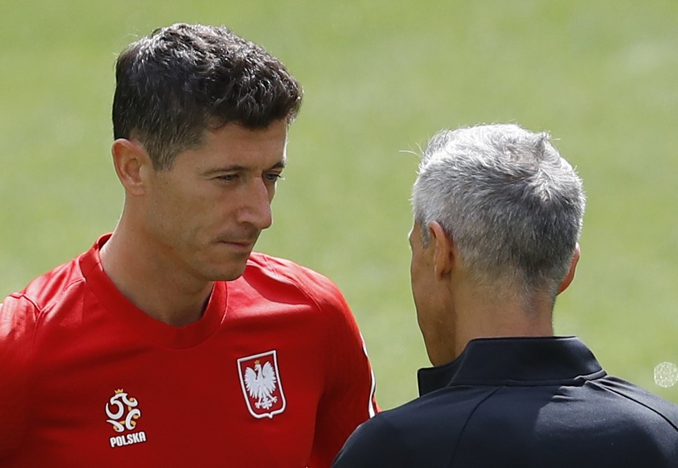 O artilheiro Lewandowski conversa com o técnico Paulo Sousa na véspera da estreia da Polônia na Euro — Foto: Kacper Pempel/Reuters