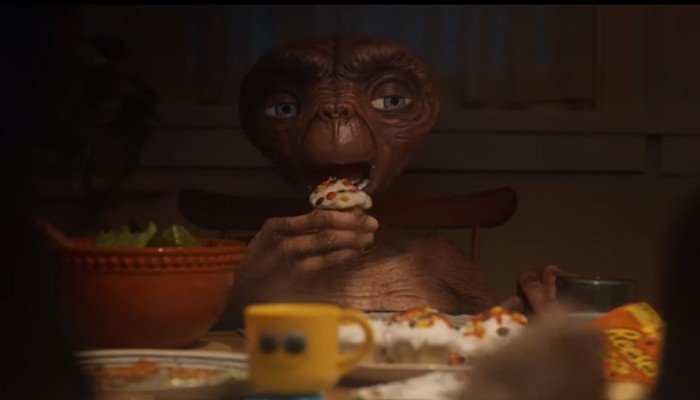 E.T. volta para o planeta Terra em comercial especial de fim de ano (Foto: Reprodução)