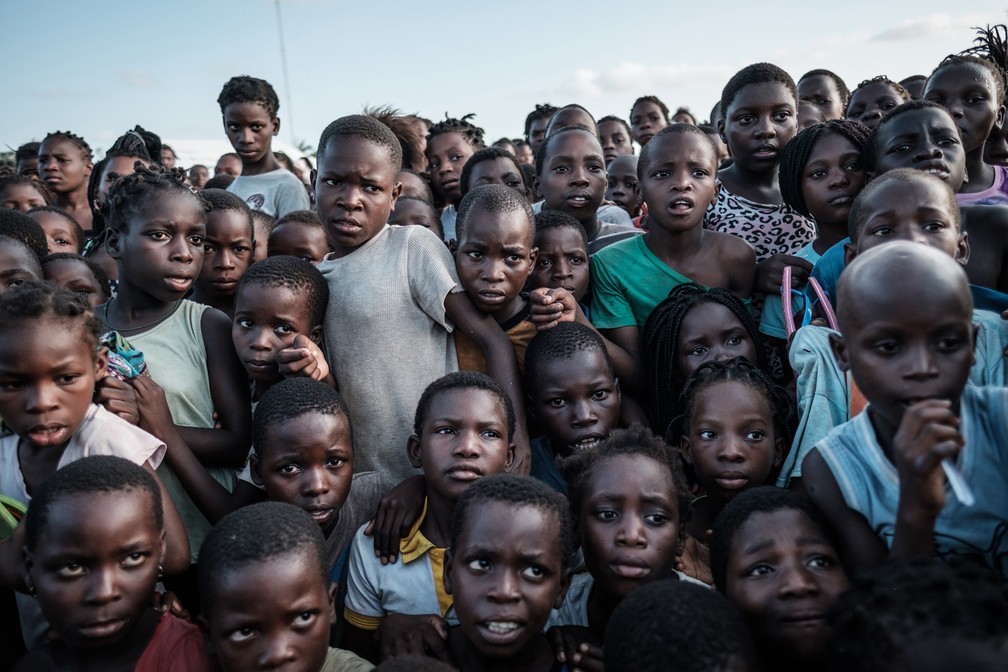 27 de março - Crianças esperam para receber alimentos de um supermercado local num centro de evacuação, em Dondo, a cerca de 35 km ao norte de Beira, Moçambique — Foto: Yasuyoshi Chiba/AFP