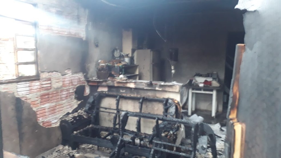 Cômodos da casa pegaram fogo e ficaram danificados em Araçatuba — Foto: Divulgação/RegionalPress