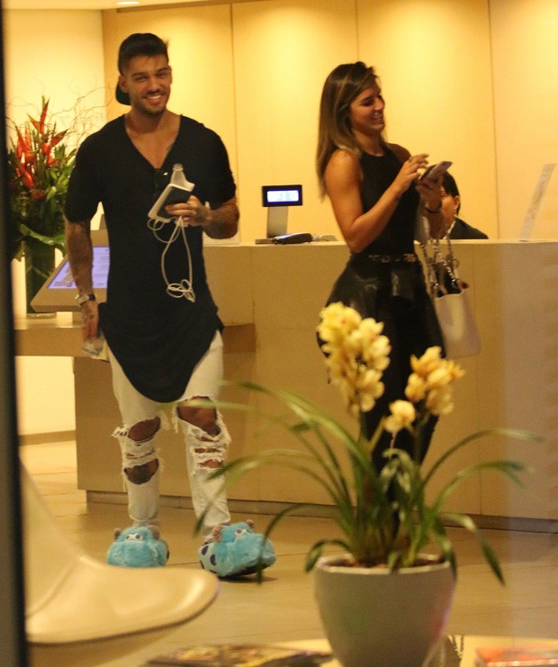 Lucas Lucco curte shopping com moça (Foto: Fabio Moreno/AgNews)