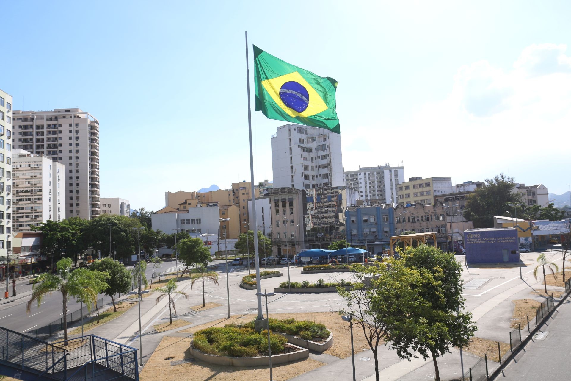 Pequenos cuidados: Prefeitura do Rio troca bandeira do Brasil de praça ...