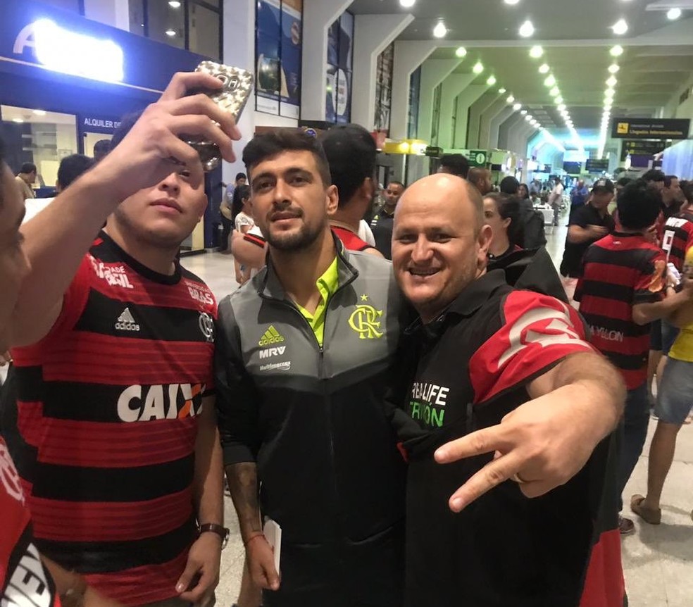 Arrascaeta posa com torcedores do Flamengo na BolÃ­via â Foto: Thiago Lima/GloboEsporte.com