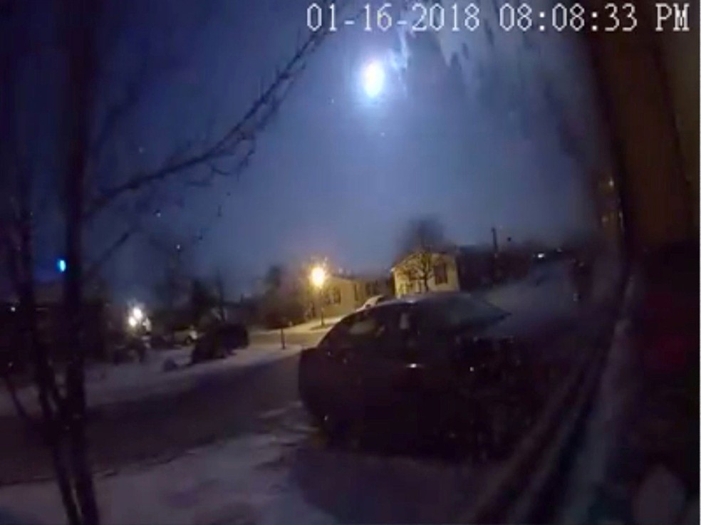 Câmera capta passagem de meteoro em Newport, em Michigan, nos Estados Unidos, na terça-feira (16)  (Foto: Kevin McCombs/ Reuters)