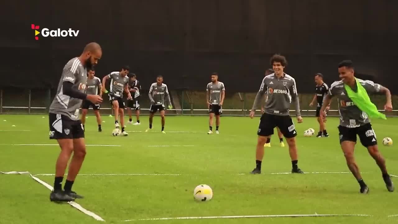 Em treino do Atlético-MG, Cuca participa de rachão e marca golaço de 'meia bicicleta'