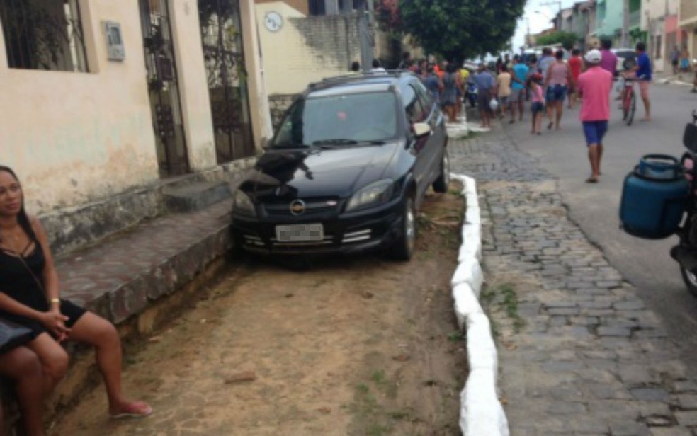 Veículo foi estacionado em passeio depois de atropelamento (Foto: Max Lopes/Site Voz da Bahia)