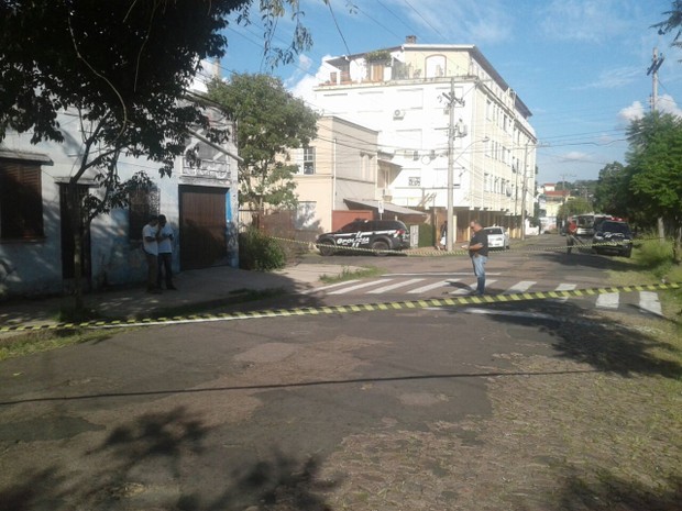 Crime ocorreu na Rua Padre Caldas, Zona Leste de Porto Alegre (Foto: Estêvão Pires/RBS TV)