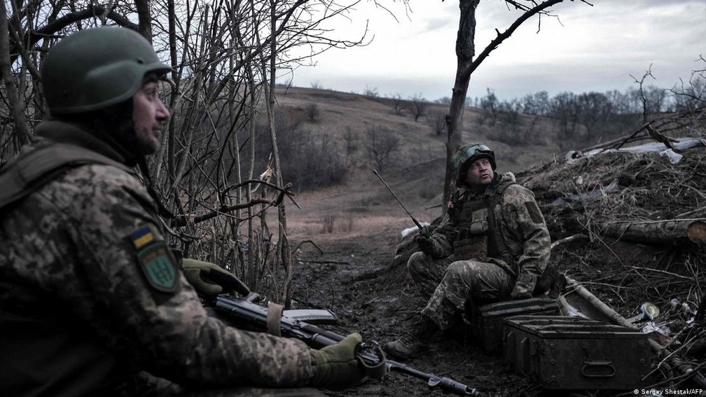 Soldados ucranianos guardam posições nas proximidades de Bakhmut — Foto: Sergey Shestak/AFP