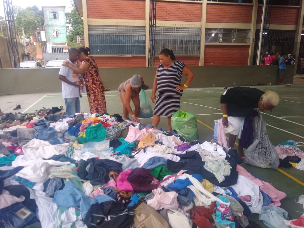 Desabrigados recebem doações após alagamentos em Cariacica, ES  — Foto: Poliana Alvarenga/ TV Gazeta 