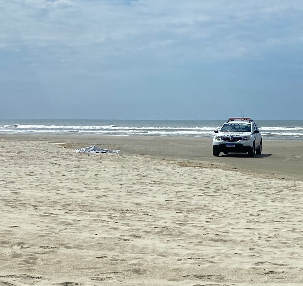 Banhistas que caminhavam entre as praias da Vila Mirim e do Balneário Maracanã, em Praia Grande (SP), encontraram o corpo do adolescente por volta das 6h30. — Foto: Praia Grande Mil Grau