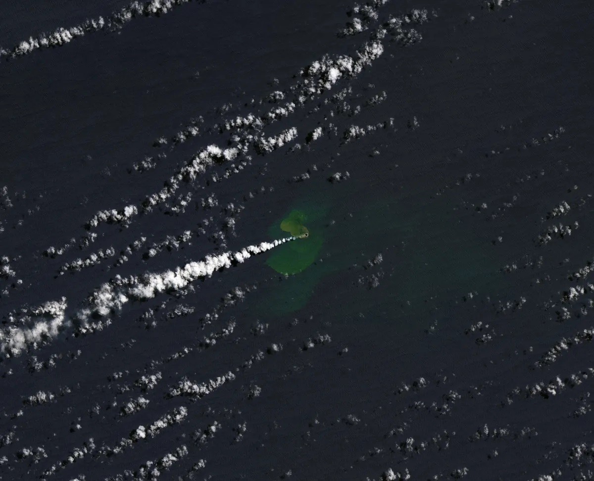 Nova ilha acabou de surgir em um trecho do sudoeste do Oceano Pacífico (Foto: Landsat 9/NASA)