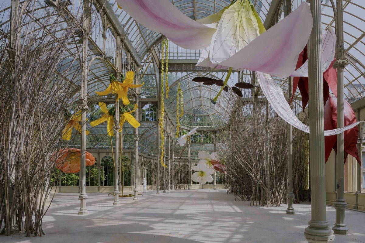 Artista cria instalação com flores gigantes em Madrid (Foto: Imagen Subliminal)