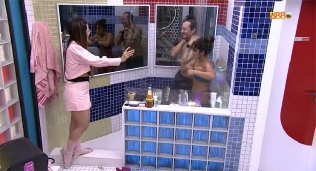 Laís interveio quando viu o clima esquentando entre Eliezer e Maria no chuveiro (Foto: TV Globo)