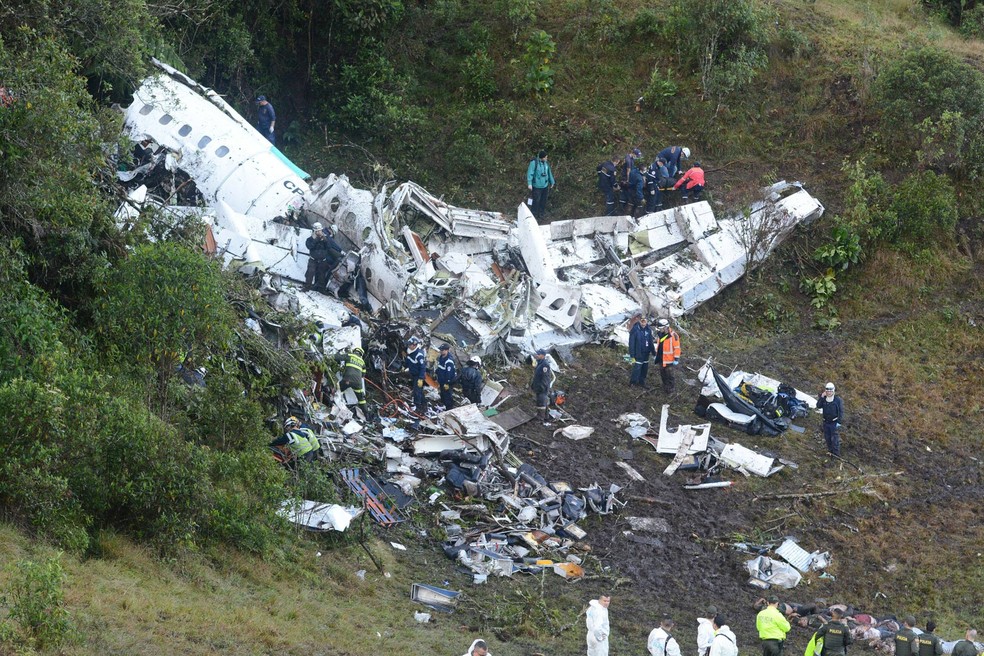 Avião que transportava a delegação da Chapecoense para Medellín, na Colômbia, sofreu um acidente na madrugada desta terça-feira (Foto: Luis Benavides/AP)