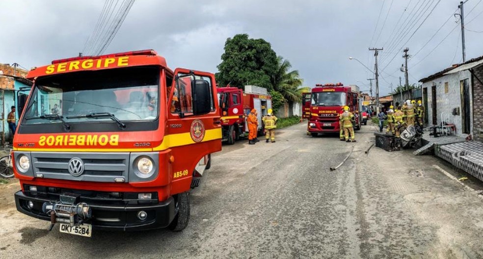 Três viaturas dos bombeiros atenderam a ocorrência  — Foto: Sargento Lorenz/CBMSE